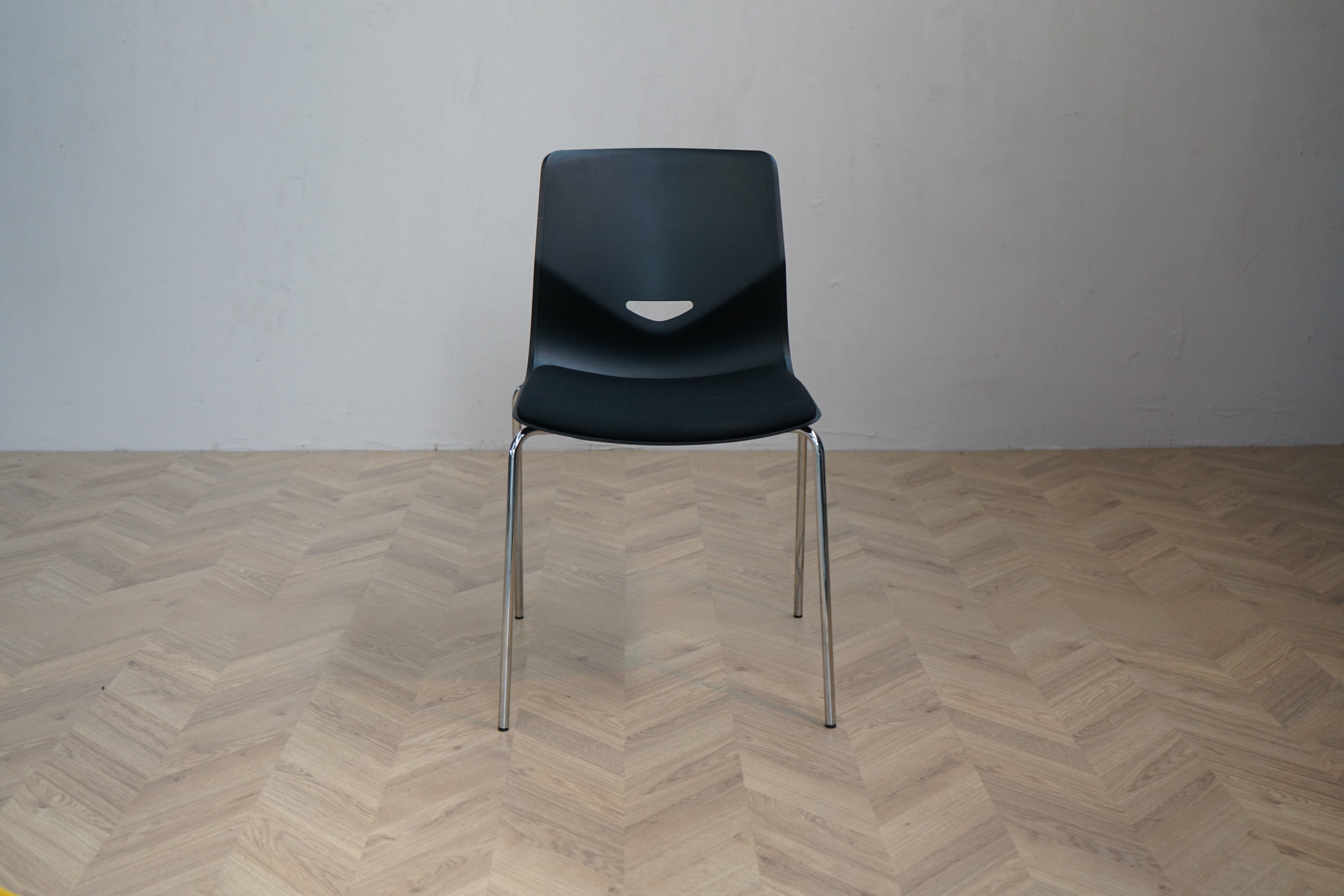 Four Design FourSure 44 stol i sort med krom ben og polstret sæde set forfra